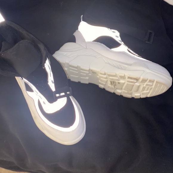 New - Picture 2 of 2